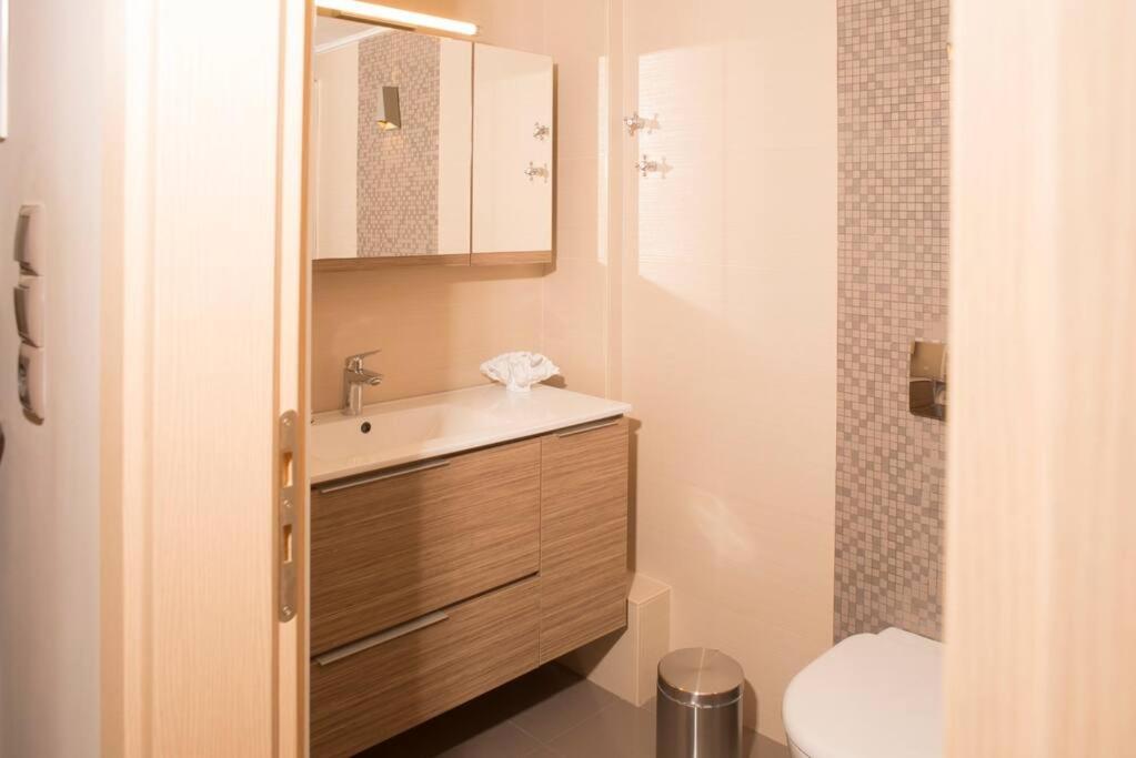 Deluxe Apartment In The Center Kalamata Esterno foto